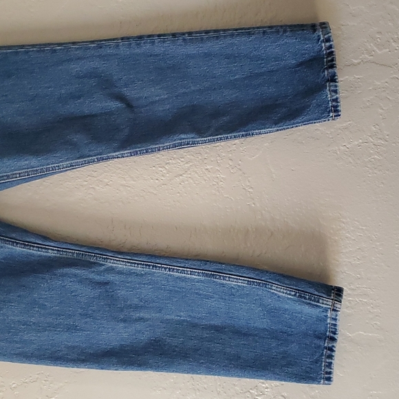 Everlane The '90s Cheeky Straight Jean in Medium Blue - Picture 4 of 12